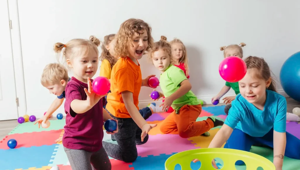 Niños participando en actividades de estimulación psicomotriz bajo un enfoque de equidad e inclusión social.