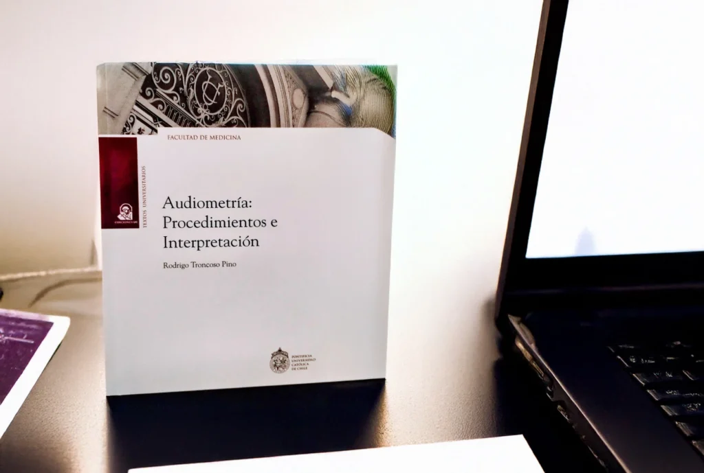 El Profesor Rodrigo Troncoso presentando su nuevo libro especializado en audiometría en Santiago.