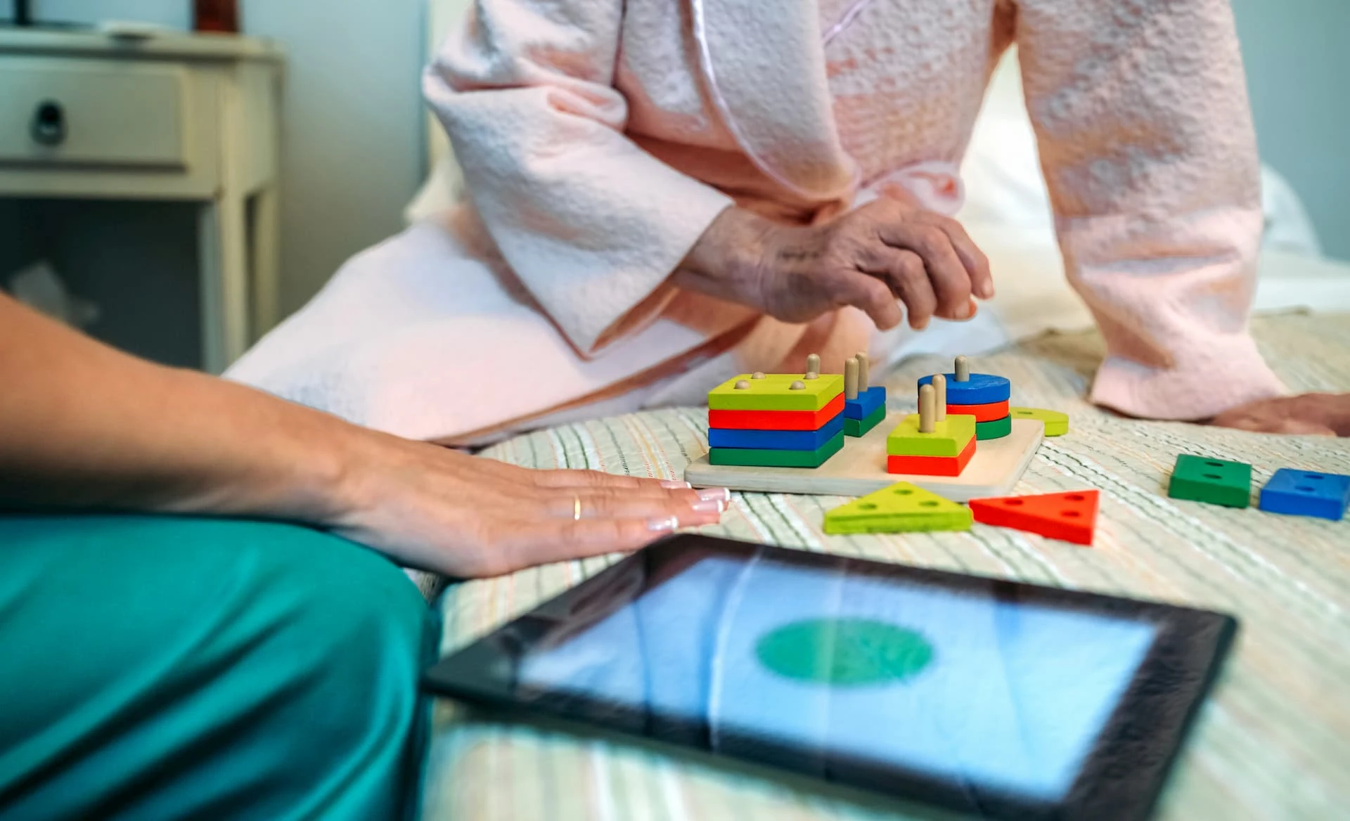 Profesionales capacitándose en el uso de nuevas tecnologías para la rehabilitación avanzada en CAETO.