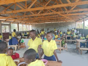 Docentes de diversas áreas de rehabilitación en una instancia de colaboración internacional para proyectos en Kenia.