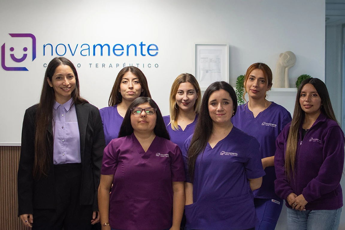 Especialistas en Salud Mental Santiago Especialistas de salud Novamente en pasillo clínico de Pedro de Valdivia con uniformes corporativos.